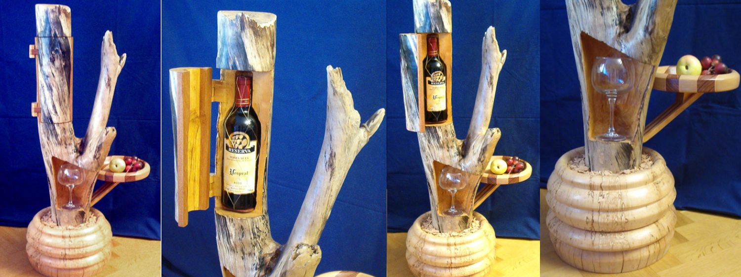 Ett vinträd med plats för flaska, glas, frukt- och snacks-bricka Vinträd med plats för flaska, fruktbricka