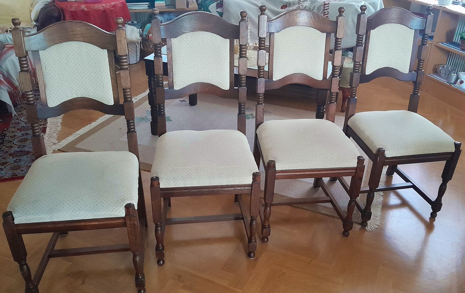 Fyra matsalsstolar i ek