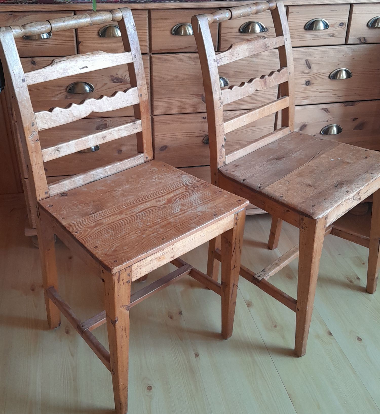 Ett par stolar, allmoge 1800-tal