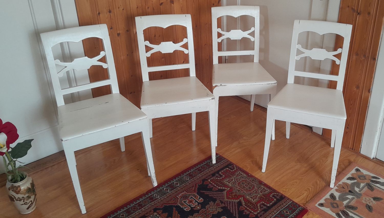 Fyra vitmålade allmogestolar