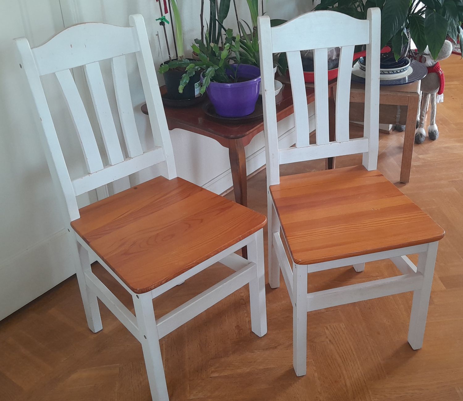 Matsalsstolar, furu, vitmålade